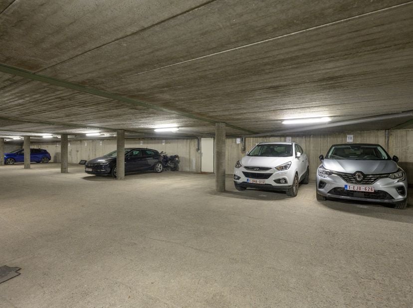 3 ondergrondse autostaanplaatsen, gelegen onder Residentie Groenhuis in Turnhout te Hoveniersstraat 5. Elektrische poort voorzien. Vraagprijs: 15.000,