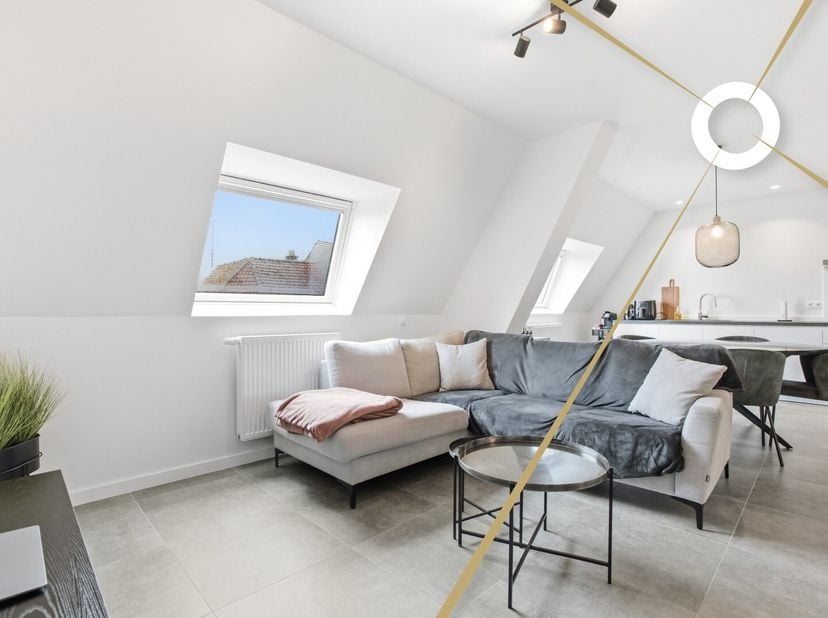Dit appartement is gelegen op de tweede verdieping nabij het centrum van Ieper.<br />
Via de inkomhal kom je binnen in de gezellige leefruimte met ope