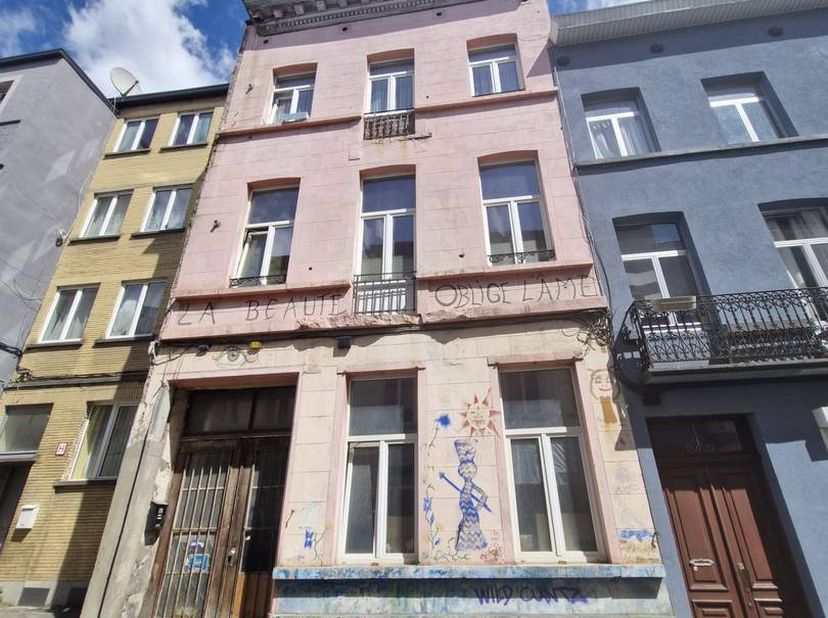 Te koop: te renoveren opbrengsteigendom gelegen in Schaarbeek, nabij openbaar vervoer, winkels en diensten, met een vlotte verbinding naar het centrum