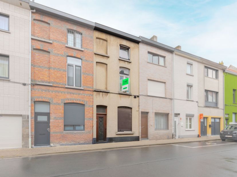 Ontdek deze ruime rijwoning in de Maisstraat 88, centraal gelegen in de Gentse Bloemekeswijk. Met 196 m² bewoonbare oppervlakte, een perceel van 230 m