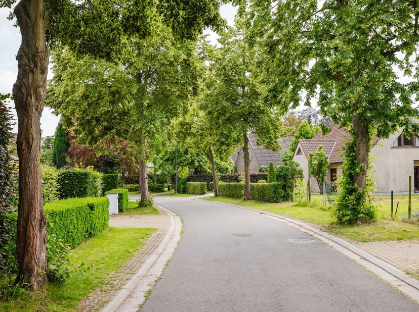 Een unieke woning met potentieel voor wie exclusief wil wonen in een groene en rustige omgeving nabij Gent!<br />
LIGGING<br />
Gelegen in een doodlop
