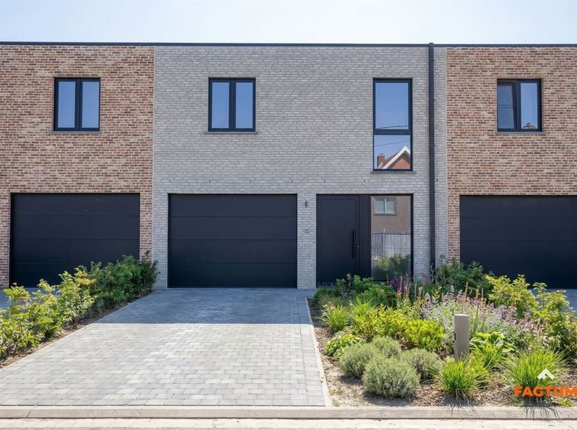 Nieuwbouwwoning (gesloten bebouwing) met 3 slaapkamers, bureau en garage in Keerbergen<br />
In de Veldstraat in Keerbergen bevindt zich deze moderne