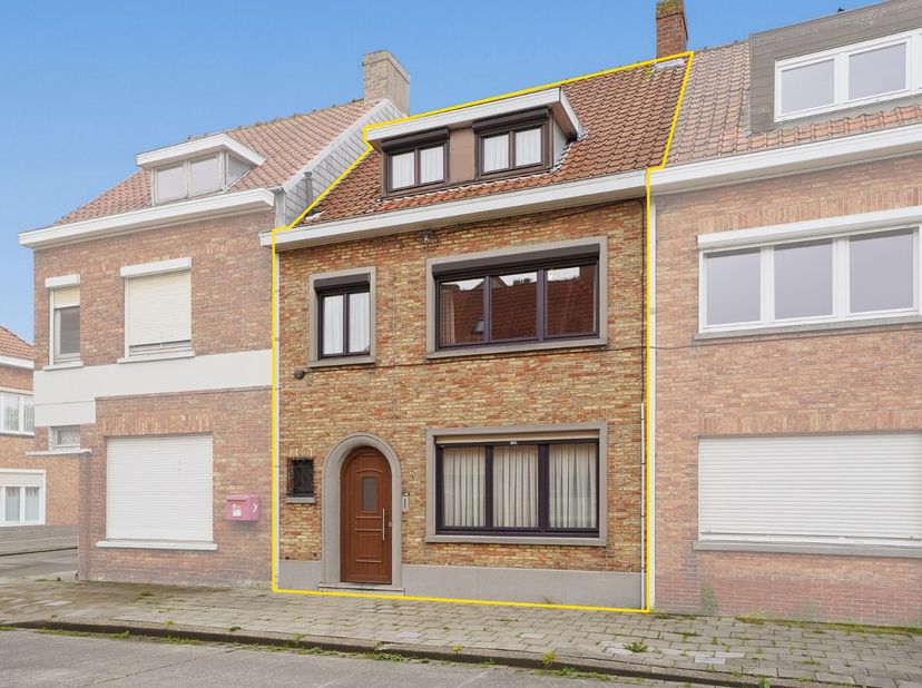 Kijkdag op zaterdag 18 juli - op afspraak! <br />
Ruime rijwoning met zuidoostgerichte tuin, gelegen in een aangename residentiële wijk nabij supermar