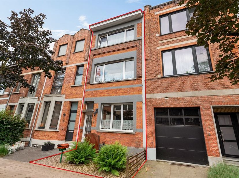 Karaktervolle woning met 4 slaapkamers en fijne tuin in Merksem<br />
Op zoek naar een woning met karakter, ruimte én mogelijkheden om er helemaal uw
