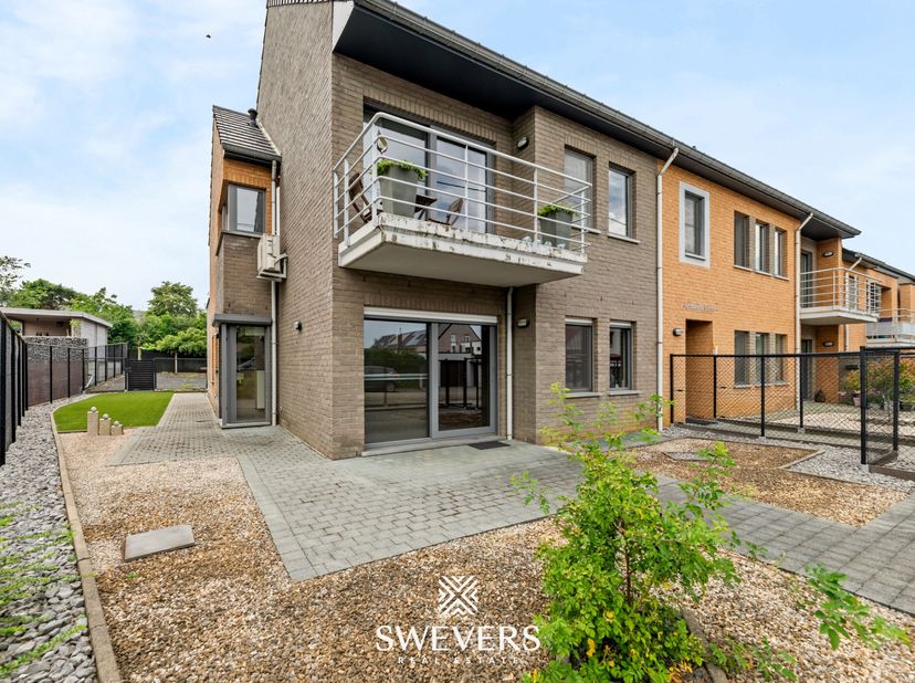 Voor meer info en foto’s, surf naar www.swevers.be – Dit instapklare gelijkvloerse appartement in het centrum van Zolder combineert een ruime indeling