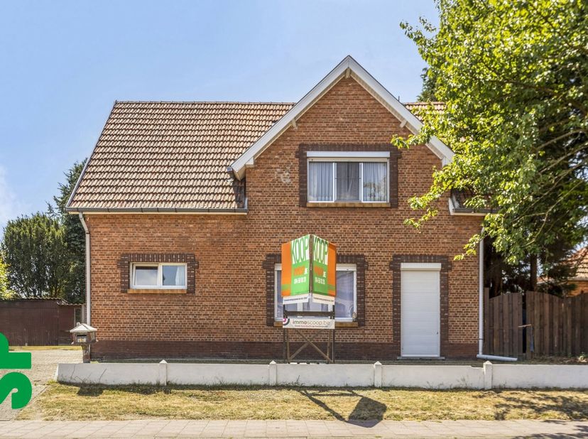 Te renoveren woning op royaal perceel van 1.077m² op toplocatie. <br />
Indeling:<br />
Bij het betreden van de woning komt u binnen in de inkomhal me
