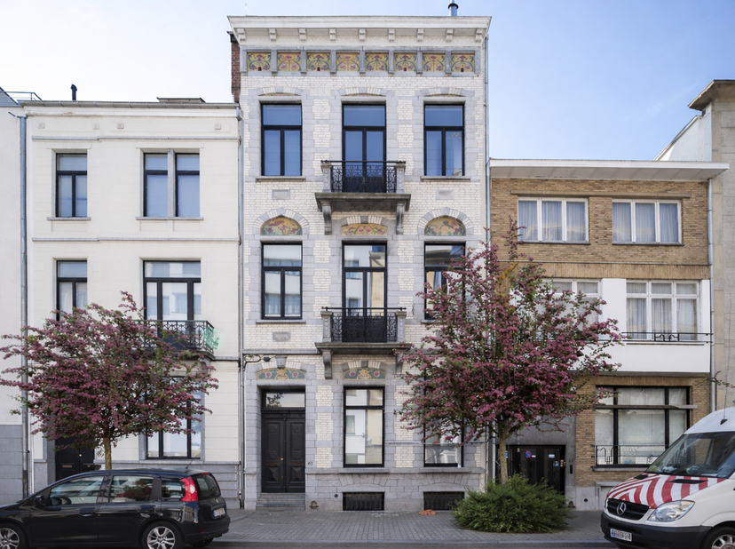 In een rustige, residentiële straat in het gegeerde Ukkel bevindt zich deze uitzonderlijke herenwoning vol authenticiteit, charme en ruimte. Achter de