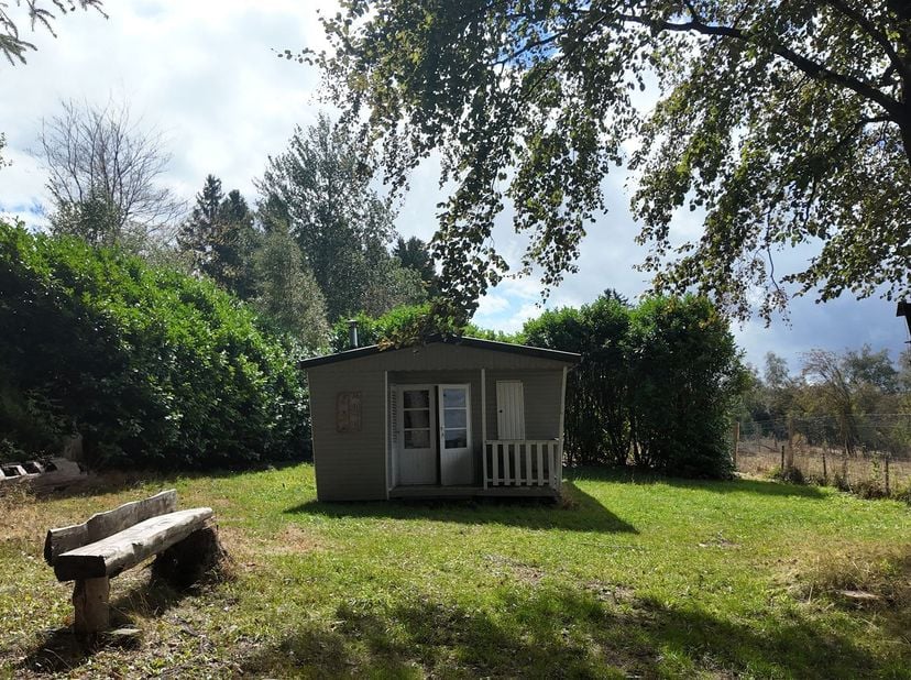 Deze charmante chalet ligt op een magische locatie in Odeigne en biedt een unieke ervaring midden in de natuur. De bevoorrechte locatie nodigt je uit