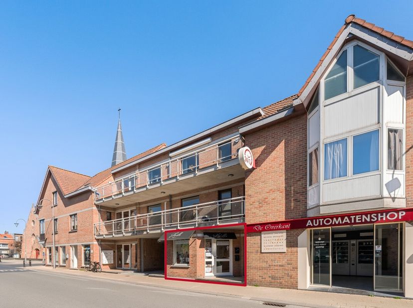 Westkapelle: instapklaar handelspand te koop op toplocatie in de Dorpstraat in Westkapelle. Op een uitstekende commerciële ligging in het centrum van