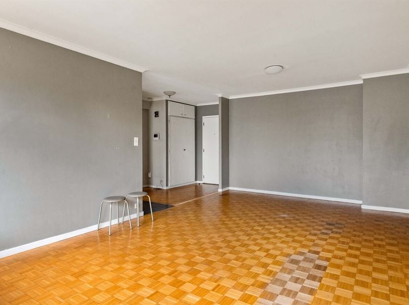 In het Koningin Fabiolapark te Sint-Niklaas bevindt zich dit verzorgd appartement op de tweede verdieping van blok 4. <br />
Via de inkomhal met ingeb