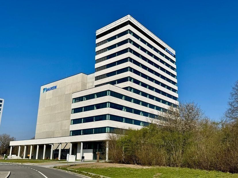 1598m² kantoorruimte verdeeld over 11de en 12de verdieping van kantorencomplex 'Daikin Europe R&amp;D Center' - opsplitsbaar in 2 delen (2 x 799m²)<br />