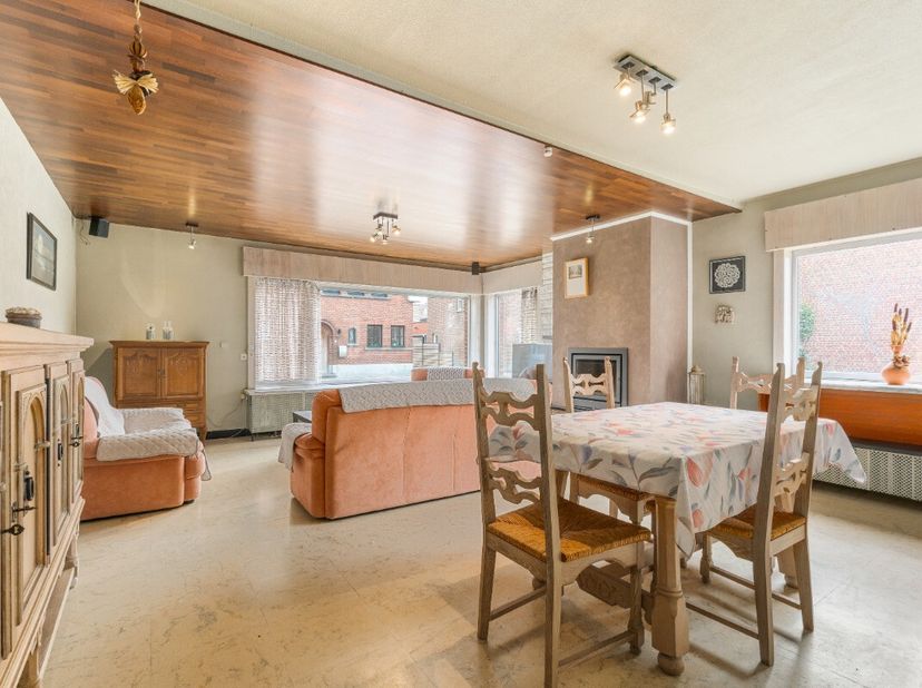 [[ DIT PAND NEEMT DEEL AAN DE ERA OPEN HUIZEN DAG OP 19/9 VAN 9:30 TOT 10:30 ]] Deze instapklare en verrassend ruime gelijkvloerse woning ligt in het