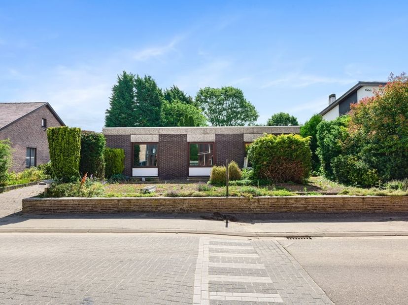 Deze charmante open bebouwing, gelegen aan Halmaal-Dorp 122 in Sint-Truiden, werd gebouwd in 1964 en biedt een bewoonbare oppervlakte van 168 m². Een