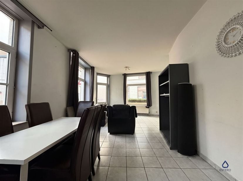 Dit duplexappartement is gelegen op de hoek van een rustige straat, vlak bij Gent-Dampoort. <br />
De duplex beschikt op het gelijkvloers over een lic