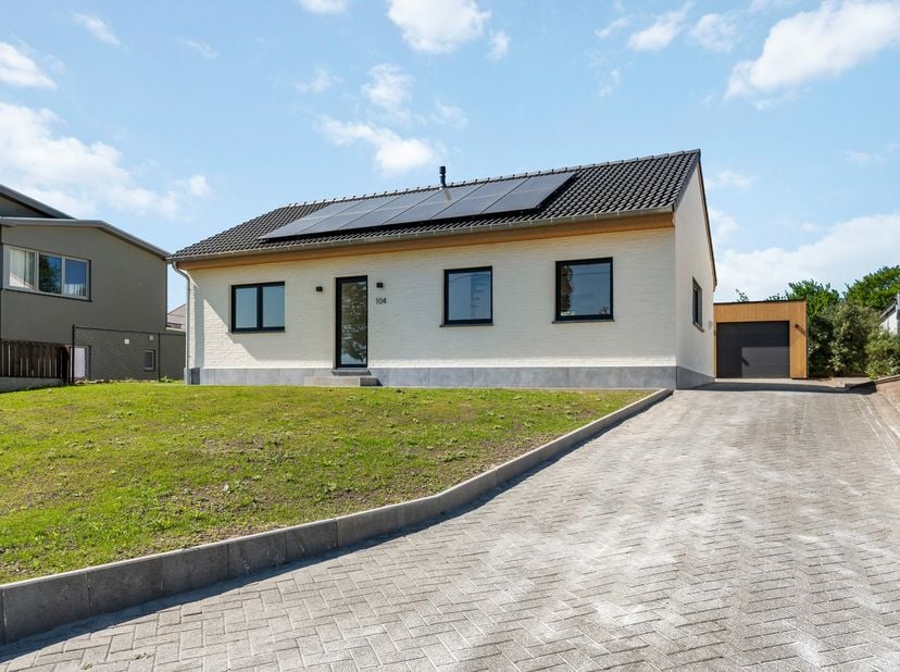 Stijlvolle en energiezuinige woning met tuin en garage, afgewerkt met hoogwaardige materialen en een strak oog voor detail, gelegen op een toplocatie