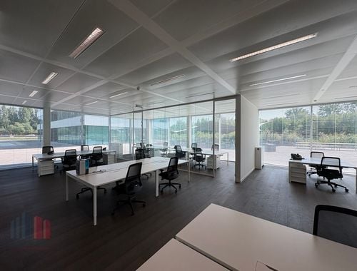                                         Bureaux à louer à Zwijnaarde, € 33.377
