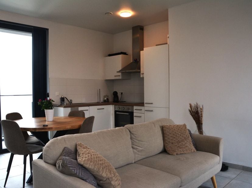 RECENT APPARTEMENT MET 1 SLPK EN RIANT TERRAS IN DIEPENBEEK<br />
Op zoek naar uw nieuwe thuis in Diepenbeek?<br />
Het appartement is gelegen op de d