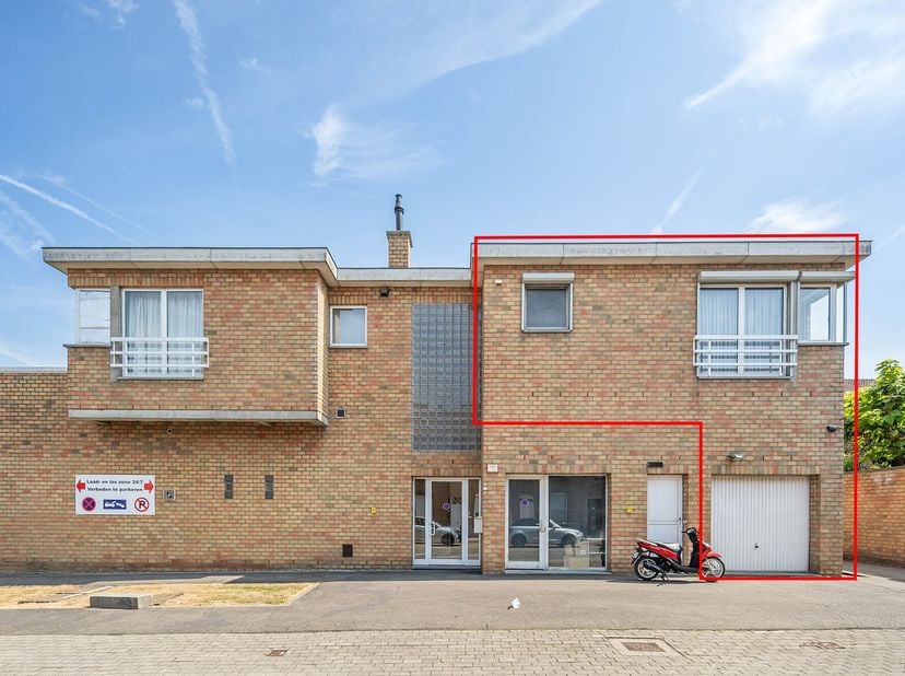 Bent u op zoek naar een ruim appartement op een toplocatie in het centrum van Sint-Truiden? Dan is dit appartement op de eerste verdieping aan de Katt