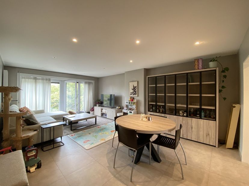 Voor meer informatie betreft de woning, gelieve te surfen naar: https://verdegemvastgoed.be/project/22226/vh_sint-amandsberg_august-van-geertstraat-90