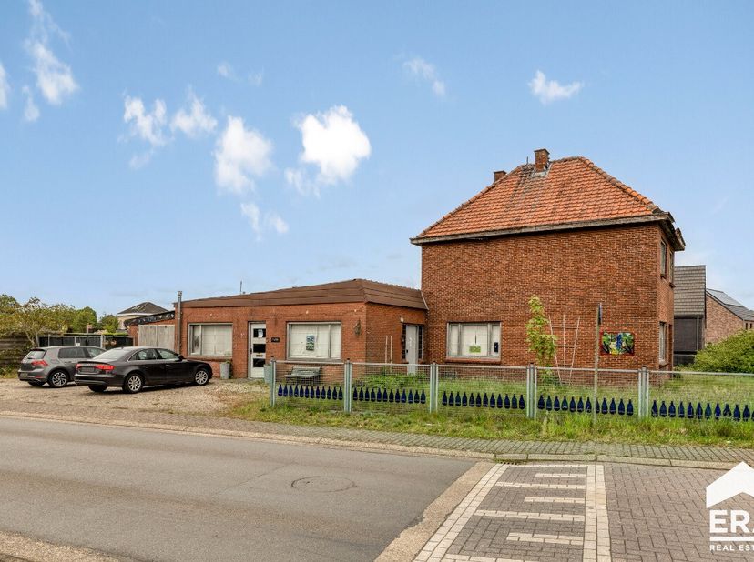 Lommel: Mooie eigendom op perceel van 2925m². Groot atelier/ schuur van ca. 170 m²Woning te renoverenMogelijkheid tot verkavelen in 3 kavels: Buntstra