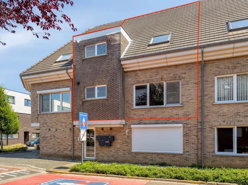 Deze instapklare duplex met 3 slaapkamers is gunstig gelegen in het centrum van Tessenderlo. Alle voorzieningen, zoals winkels, horecazaken, scholen e