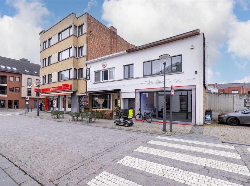 Rez-de-chaussée commercial (161m²) avec sous-sol dans le centre d'Herentals<br />
Ce rez-de-chaussée commercial spacieux et prêt à l'emploi (135m²) av