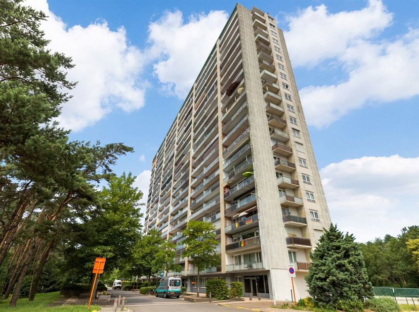 Dit instapklare appartement combineert een panoramisch zicht met hedendaags wooncomfort. Dankzij de ligging op de 13e verdieping geniet je elke dag va