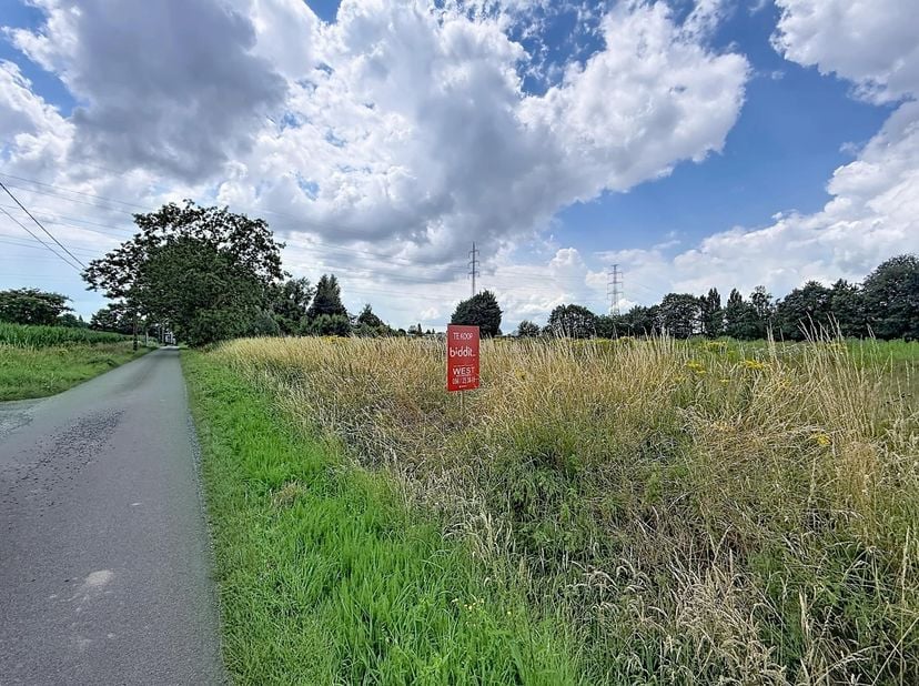 LANDBOUWGROND MET KAPEL<br />
<br />
Openbare verkoop van drie percelen landbouwgrond, samen met een kapel. De percelen zijn gelegen in een landelijke