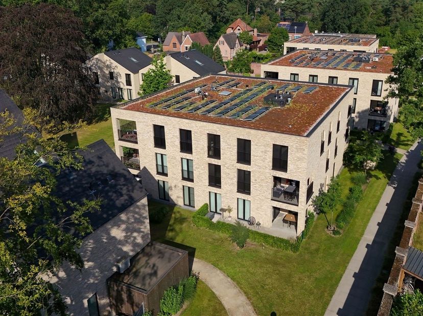 Energiezuinig gelijkvloersappartement met ruim terras en 2 slaapkamers op toplocatie in Genk<br />
<br />
Omgeving:<br />
+ Gelegen in de rustige e