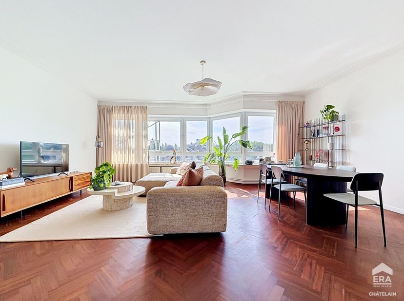 Gelegen in de wijk van de Abdij van de Ter Kameren en het Ter Kamerenbos biedt dit appartement met 2 slaapkamers + bureau van 115 m² bruto PEB een uit
