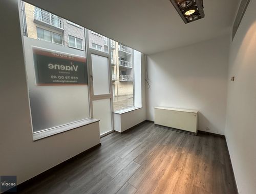                                         Handelsgelijkvloers te huur in Oostende, € 1.300
