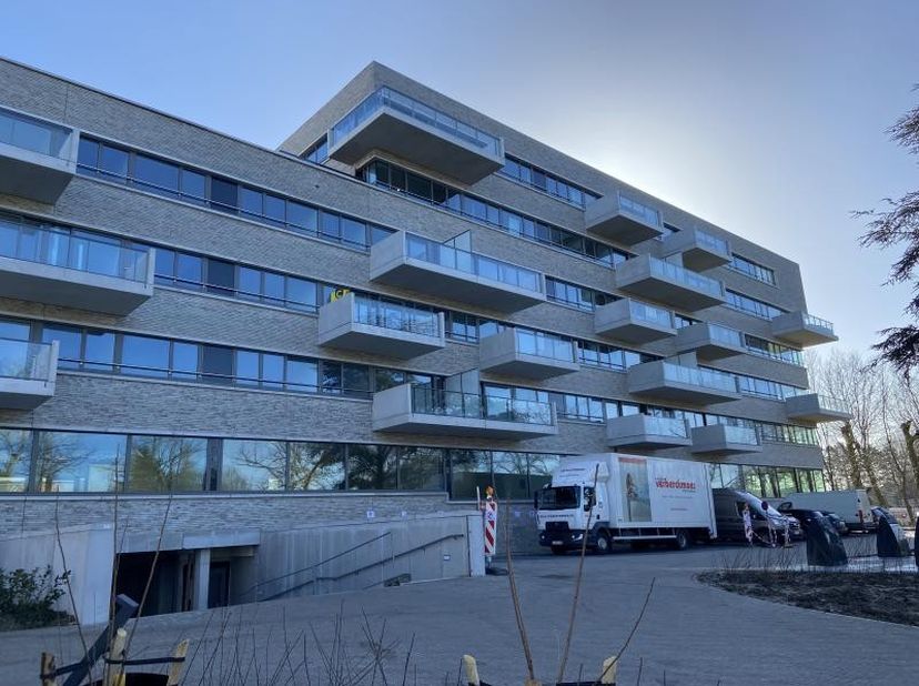 Zonnig en ruim appartement in het prestigieuze Elysiapark.<br />
Het app is gelegen op de derde verdieping te bereiken met een lift.<br />
Het app bes