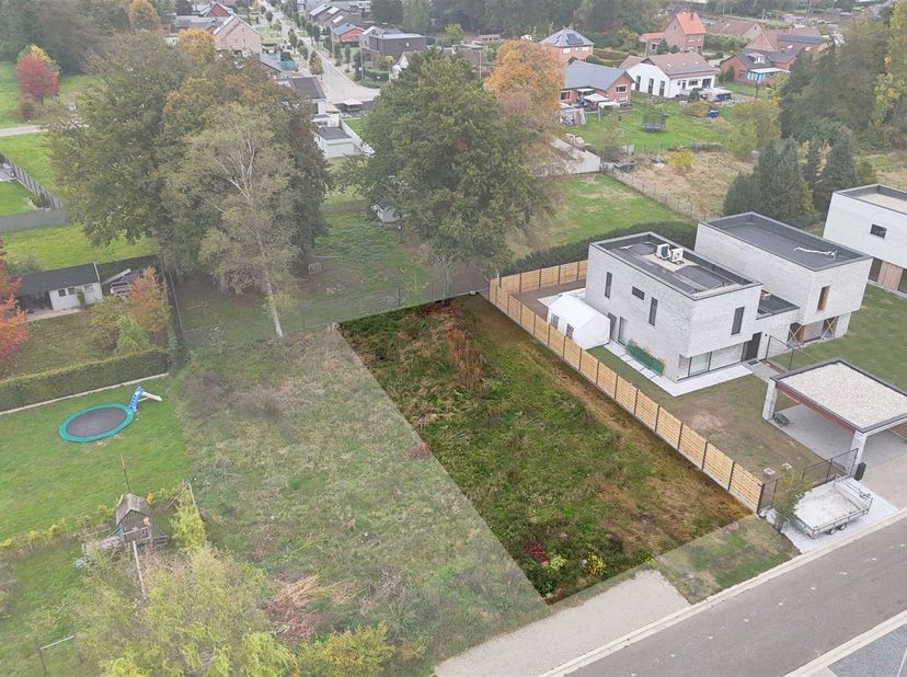 Residentieel en groen gelegen bouwgrond voor een halfopen bebouwing van 4a 05ca<br />
<br />
Omgeving:<br />
+ Gelegen in residentiële en groene om