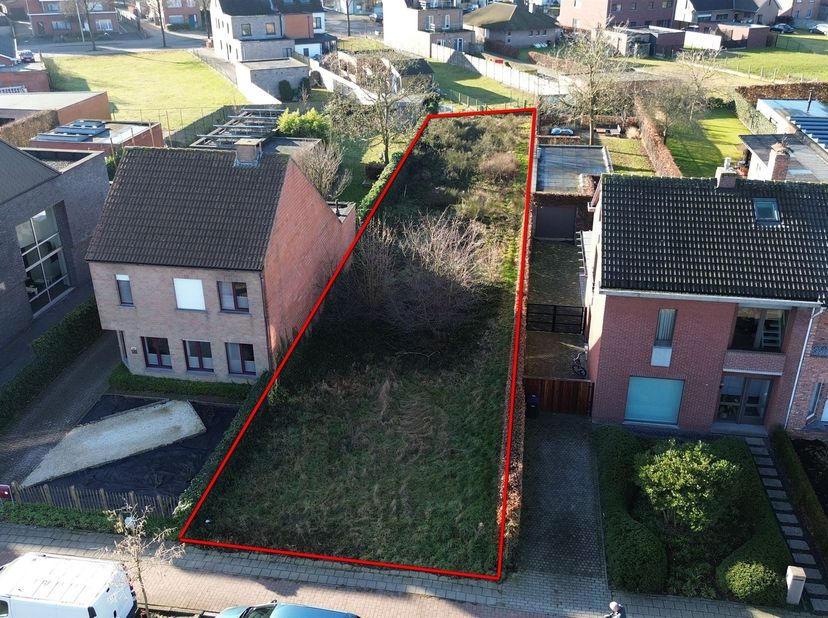 Mooi en centraal gelegen perceel grond van ca. 654m², met een straatbreedte van ca. 10m, voor het bouwen van een half-open bebouwing.<br />
<br />
-