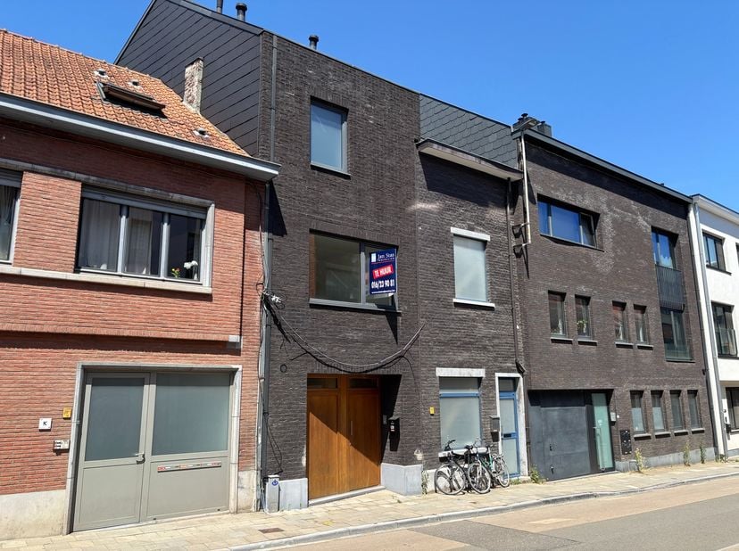 Op zoek naar een comfortabele en energiezuinige woning met 3 slaapkamers en 2 badkamers in Leuven centrum? Dan is dit een absolute topper !<br />
<br