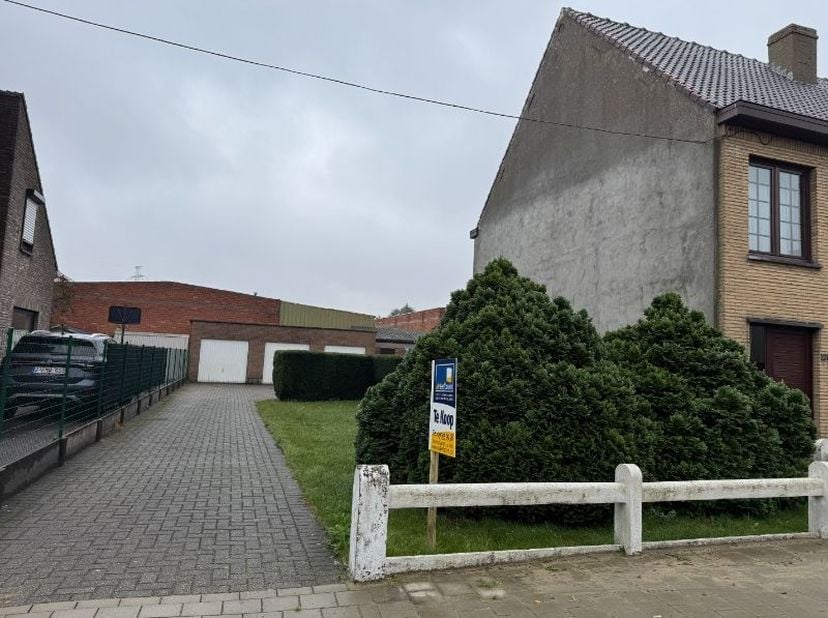 Oostgerichte bouwgrond (289m²) voor half open bebouwing. Momenteel zijn er 3 garages met bestrating aanwezig op deze grond, deze moeten echter afgebro