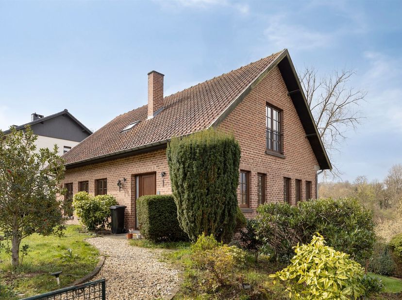 Mooie charmante villa uit 1972 en gerenoveerd in 2020, op een perceel van 4a30ca in een rustige wijk van Tombeek met een uniek zicht over het water. D