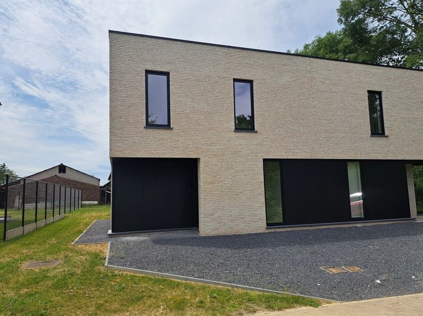 INSTAPKLARE NIEUWBOUWWONING MET 3 SLPKS (LOT 8) IN MILLEN  RIEMST<br />
Centraal en groen gelegen vindt u in een recente verkaveling in Riemst (Millen