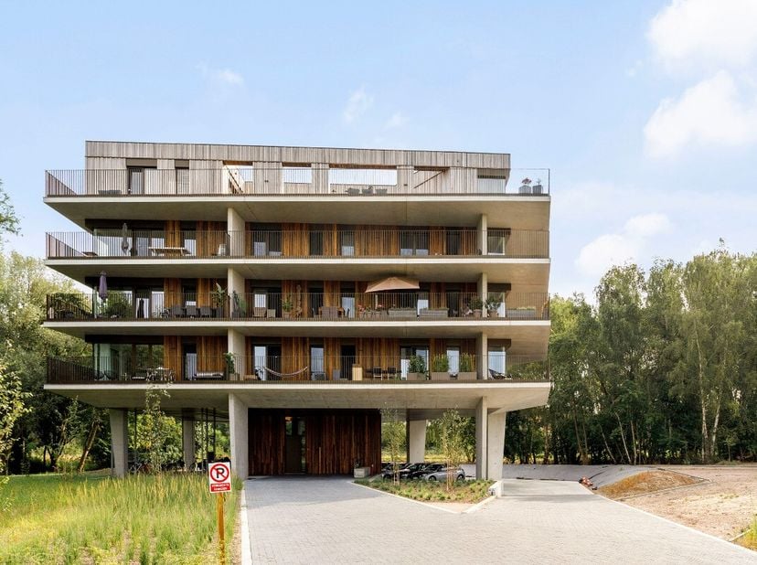 Het appartement ligt op de tweede verdieping van een recente residentie. Het beschikt over drie kamers van 12m², 9m² en 7². Alle kamers geven uit op h