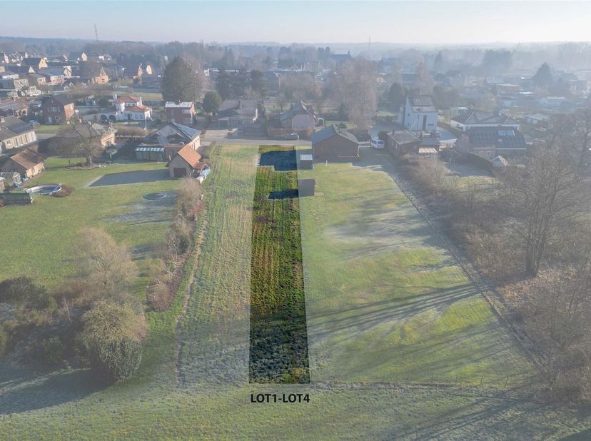 Rustig gelegen bouwgrond voor halfopen bebouwing van 9a14ca - zuidwestelijke oriëntatie <br />
<br />
Omgeving: <br />
+ Rustige woonwijk in een gr