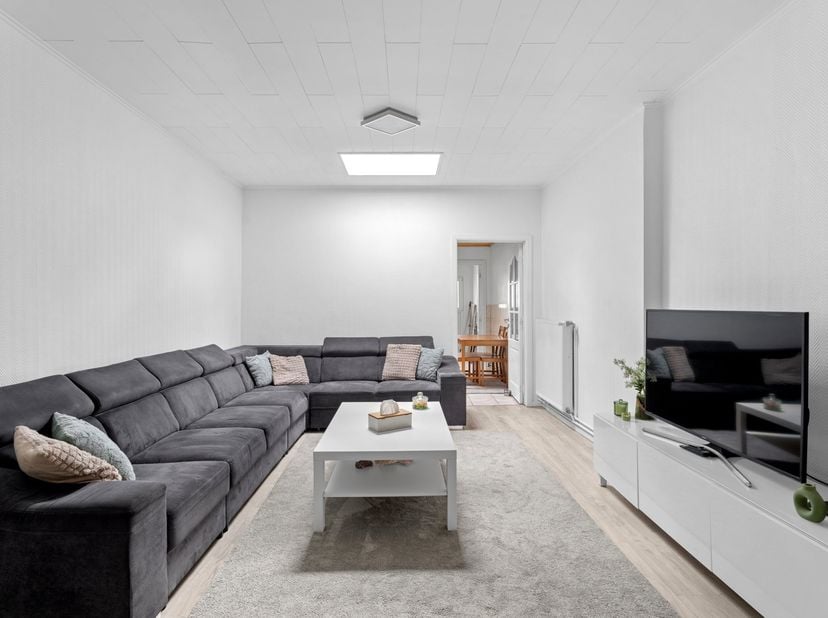 Zoek je een woning met échte ruimte waar je zo in kunt trekken? Deze charmante eigendom in een gezellige, rustige straat biedt het allemaal. Of je nu
