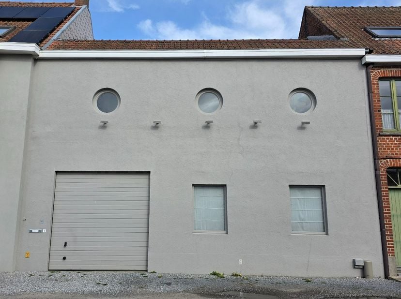 Vlot bereikbaar, veelzijdig atelier/magazijn/stockageruimte in Beveren-Leie, totale vloeroppervlakte +/- 200m². Mits bekomen omgevingsvergunning is om