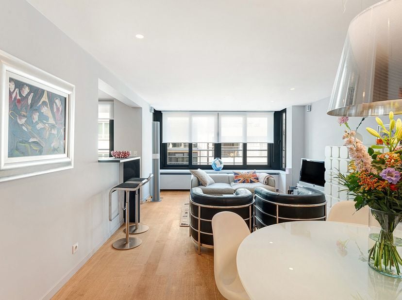 Ontdek dit stijlvol afgewerkte en instapklare appartement waar ruimte, licht en wooncomfort perfect samenkomen. Dankzij de hoogwaardige afwerking en d