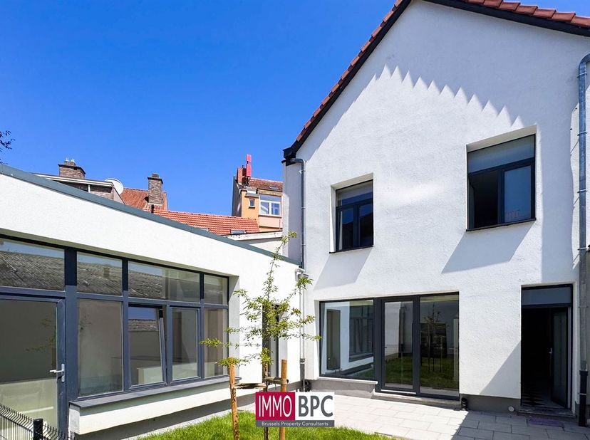 Verrassend ruime en volledig gerenoveerde achterwoning, uiterst rustig gelegen in Sint-Agatha-Berchem. Met een bewoonbare oppervlakte van circa 252 m²