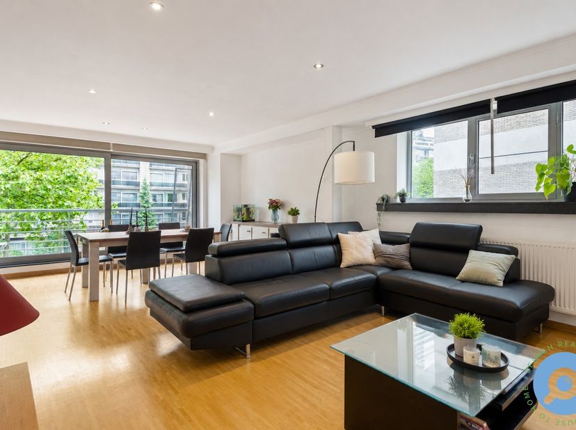 Dit instapklare drie slaapkamer appartement (120m2) is centraal gelegen op de Dascottelei te Deurne, in de onmiddellijke omgeving van openbaar vervoer