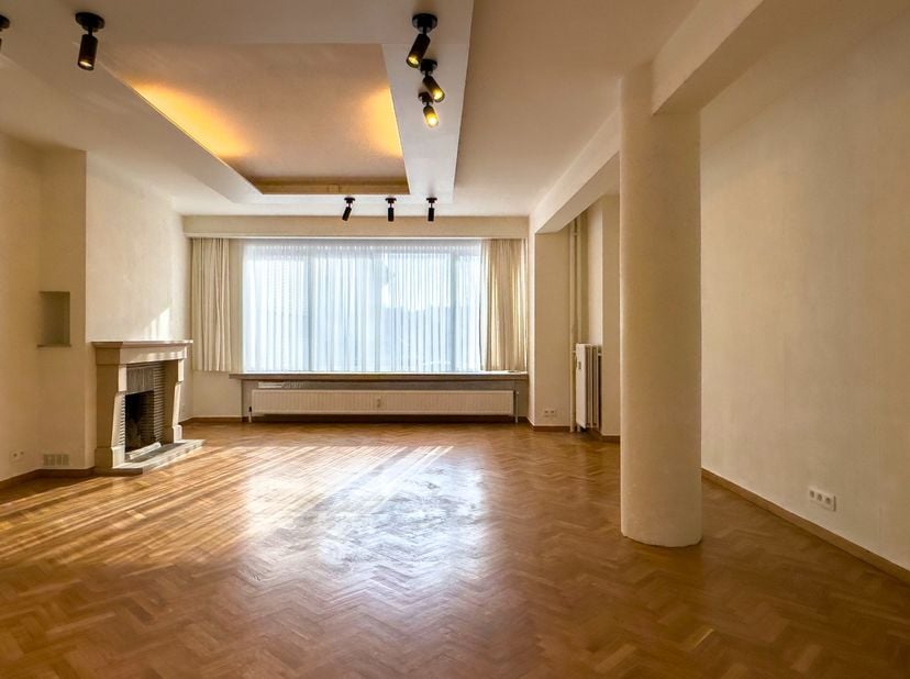 Dit charmante appartement, gelegen aan de Voskenslaan, is een ideale woonplek voor wie op zoek is naar comfort.<br />
Bij het binnenkomen wordt u verw