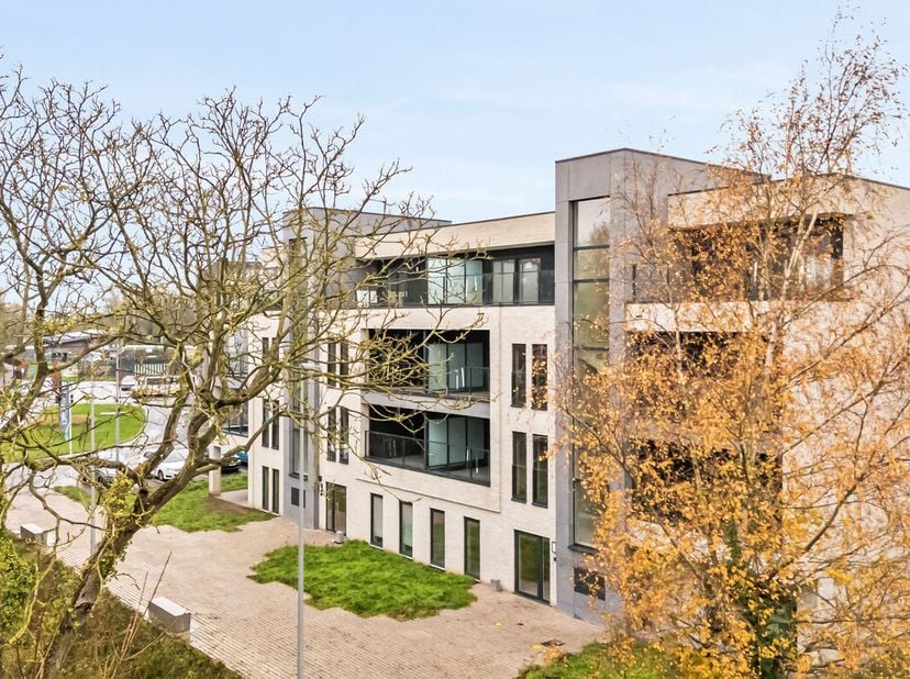 Appartement op de 2de verdieping (90m²) bestaande uit een inkomhal met vestiaire en toilet, een doucheruimte met lavabomeubel, een wasruimte, 2 slaapk