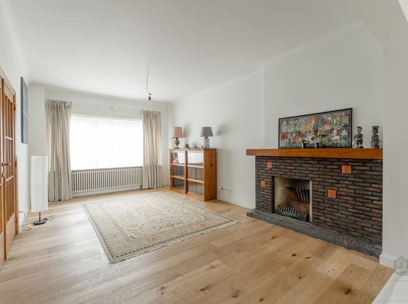 ALGEMEEN:<br />
<br />
Woning met 7 slaapkamers en 3 garages op wandelafstand van Hasselt centrum.&amp;nbsp;<br />
<br />
INDELING:<br />
<br />
Gelijkvlo