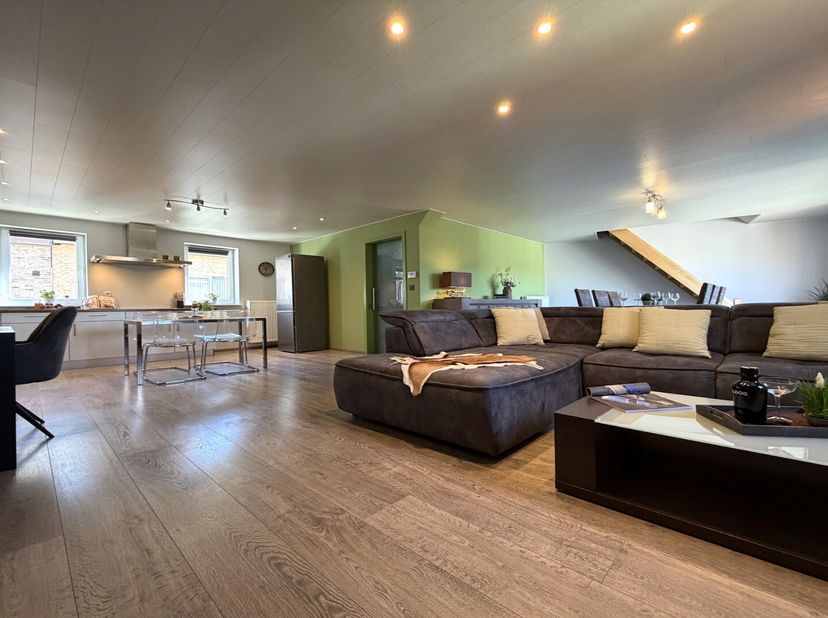 *** VERKOCHT (Dossier in afhandeling) ***<br />
Knap &amp; SCHERP GEPRIJSD woongeheel met mogelijkheid voor oa functionele woon- en werkcombinatie / co-ho