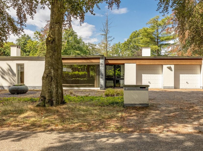 Ruime gelijkvloersvilla met 2 (mog. 3) slaapkamers op 2.030 m² op het ZW<br />
Zeer gunstig gelegen in een rustige en residentiële buurt "De Lint" te